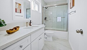 Secador de pelo, toallas, jabón y champú