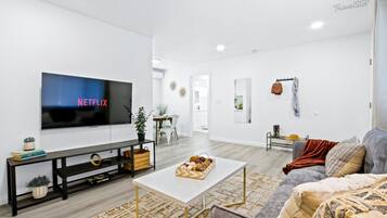 Televisor intel·ligent i llibres