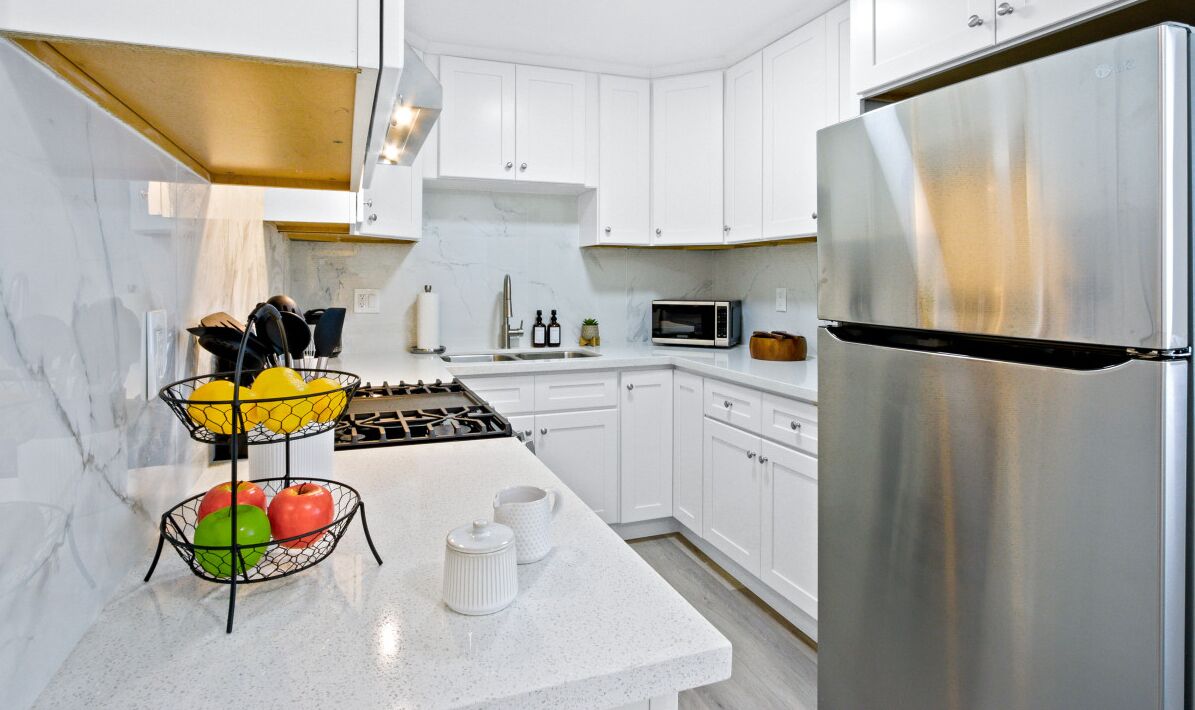 Køleskab, mikrobølgeovn, ovn, kogeplade