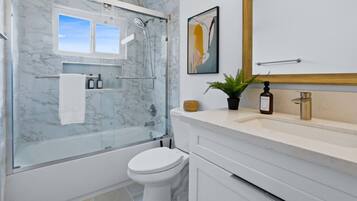 Een haardroger, handdoeken