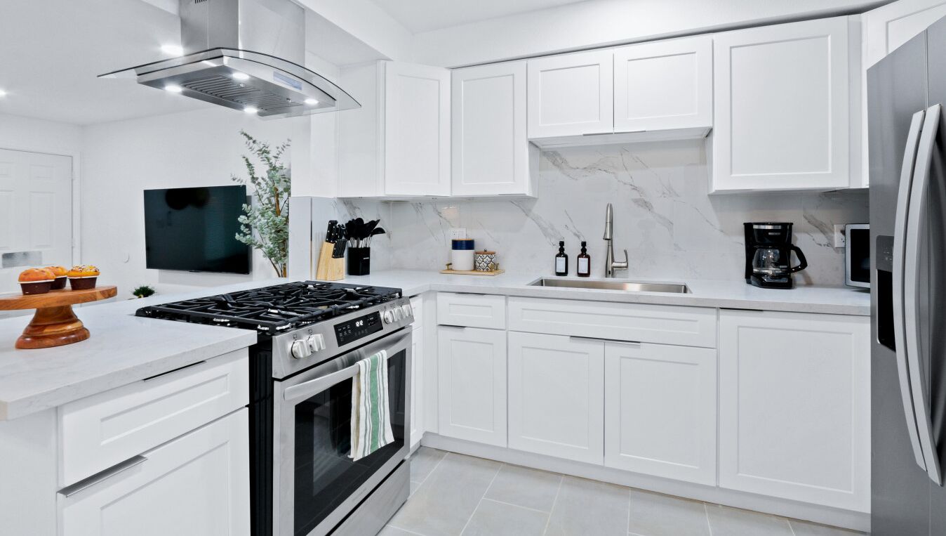 Geladeira, micro-ondas, fogão, cooktop