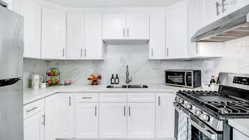 Een koelkast, een magnetron, een oven, een kookplaat