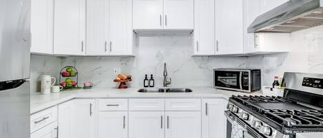 Een koelkast, een magnetron, een oven, een kookplaat