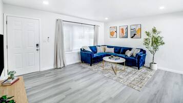 Een smart-tv en boeken