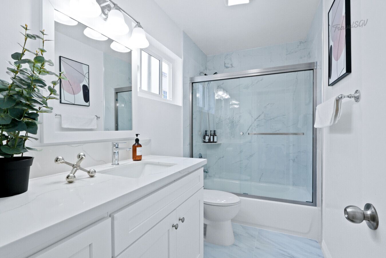 Asciugacapelli, asciugamani, sapone, shampoo