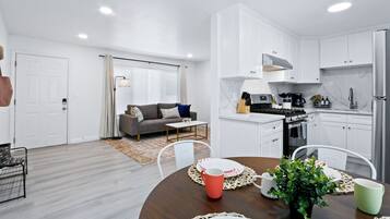 Een koelkast, een magnetron, een oven, een kookplaat