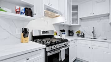 Een koelkast, een magnetron, een oven, een kookplaat