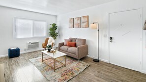 Smart TV, books - Modern 2BR Unit + Parking + Near DTLA #TravelSGV (Alhambra)