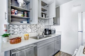 冷蔵庫、電子レンジ、オーブン、コンロ