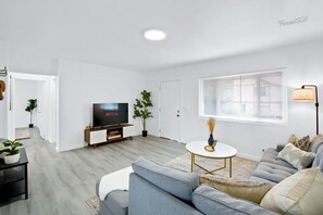 Smart TV - Stylish 2BR Unit + Parking + Near DTLA #TravelSGV (Alhambra)