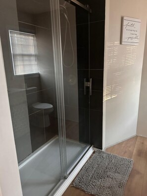 Een haardroger, toiletpapier