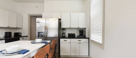 Køleskab, mikrobølgeovn, ovn, kogeplade