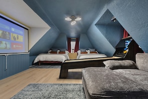 4 bedrooms, desk, iron/ironing board, travel cot - Steel City Speakeasy | Theater • Games • Stadiums (Pittsburgh)