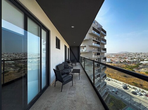 Spacious 3-bedroom apartment with WiFi, fitness room in charming Juriquilla