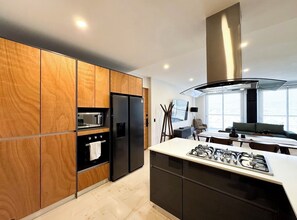 Fridge, microwave, oven, coffee/tea maker - Spacious 3-bedroom apartment with WiFi, fitness room in charming Juriquilla (Juriquilla)