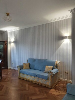 Unclassified image, 5 of 7, button