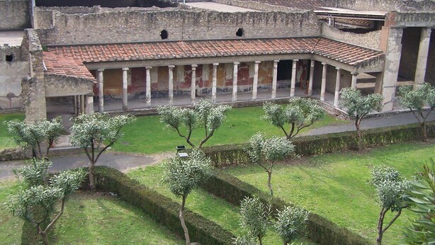An ancient Roman building with a central courtyard, columns, and a tiled roof. - 1 minute from MAXIMAL POMPEII shopping center, 1 km from the excavations of Pompeii (Torre Annunziata)