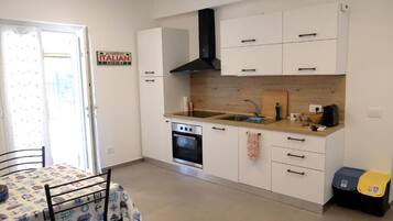 Een koelkast, een oven, een kookplaat, een vaatwasser