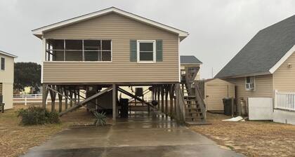 Charming 3-bedroom Cottage, 2 block Walk to the Beach