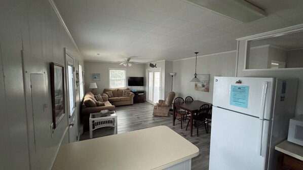 Smart TV - Charming 3-bedroom Cottage, 2 block Walk to the Beach (Nags Head)