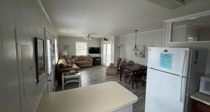 Charming 3-bedroom Cottage, 2 block Walk to the Beach