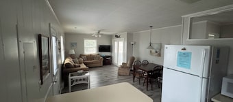 Charming 3-bedroom Cottage, 2 block Walk to the Beach