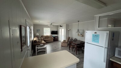 Charming 3-bedroom Cottage, 2 block Walk to the Beach