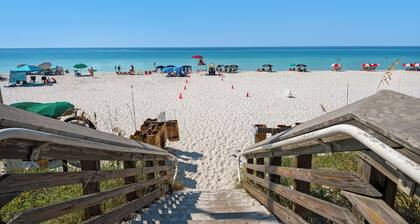 3br/2ba, Sleeps 6, BBQ Grill, Pool, Beach Access + Free Attraction Tickets!