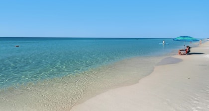 3br/2ba, Sleeps 6, BBQ Grill, Pool, Beach Access + Free Attraction Tickets!