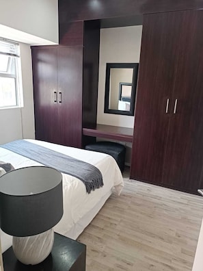 2 chambres, coffres-forts dans les chambres, bureau