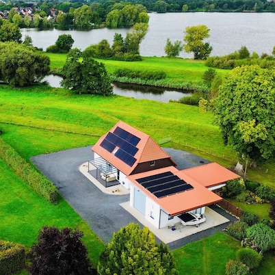 Young dyke house Idyllically situated on the Oste with a view of Lake Vörder