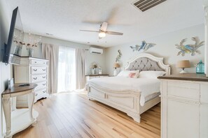 5 bedrooms, iron/ironing board, WiFi, bed sheets - Spacious 5-bedroom house with bikes in charming Emerald Isle (Emerald Isle)