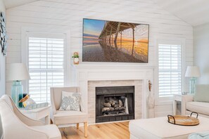 Smart TV - Spacious 5-bedroom house with bikes in charming Emerald Isle (Emerald Isle)