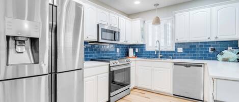 Réfrigérateur, four à micro-ondes, un four, surface de cuisson