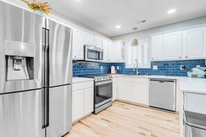 Fridge, microwave, oven, stovetop - Spacious 5-bedroom house with bikes in charming Emerald Isle (Emerald Isle)