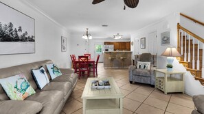 ทาวน์โฮม, หลายเตียง, ระเบียง, วิวสวน (Woodland Shores 11) | บริเวณนั่งเล่น | ทีวีจอแบน 42 นิ้ว พร้อมช่องดิจิตอล