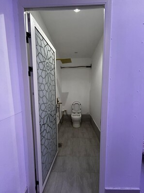 Deluxe Single Room, Patio, Desert View | Bathroom | Free toiletries, toilet paper