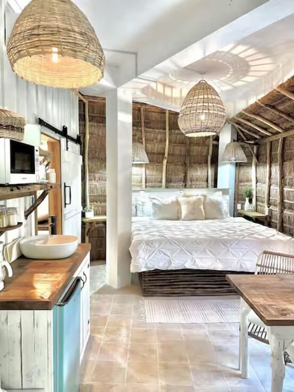 Superior Studio Suite, 1 King Bed | Free WiFi - Shipwreck Cove (Caye Caulker)