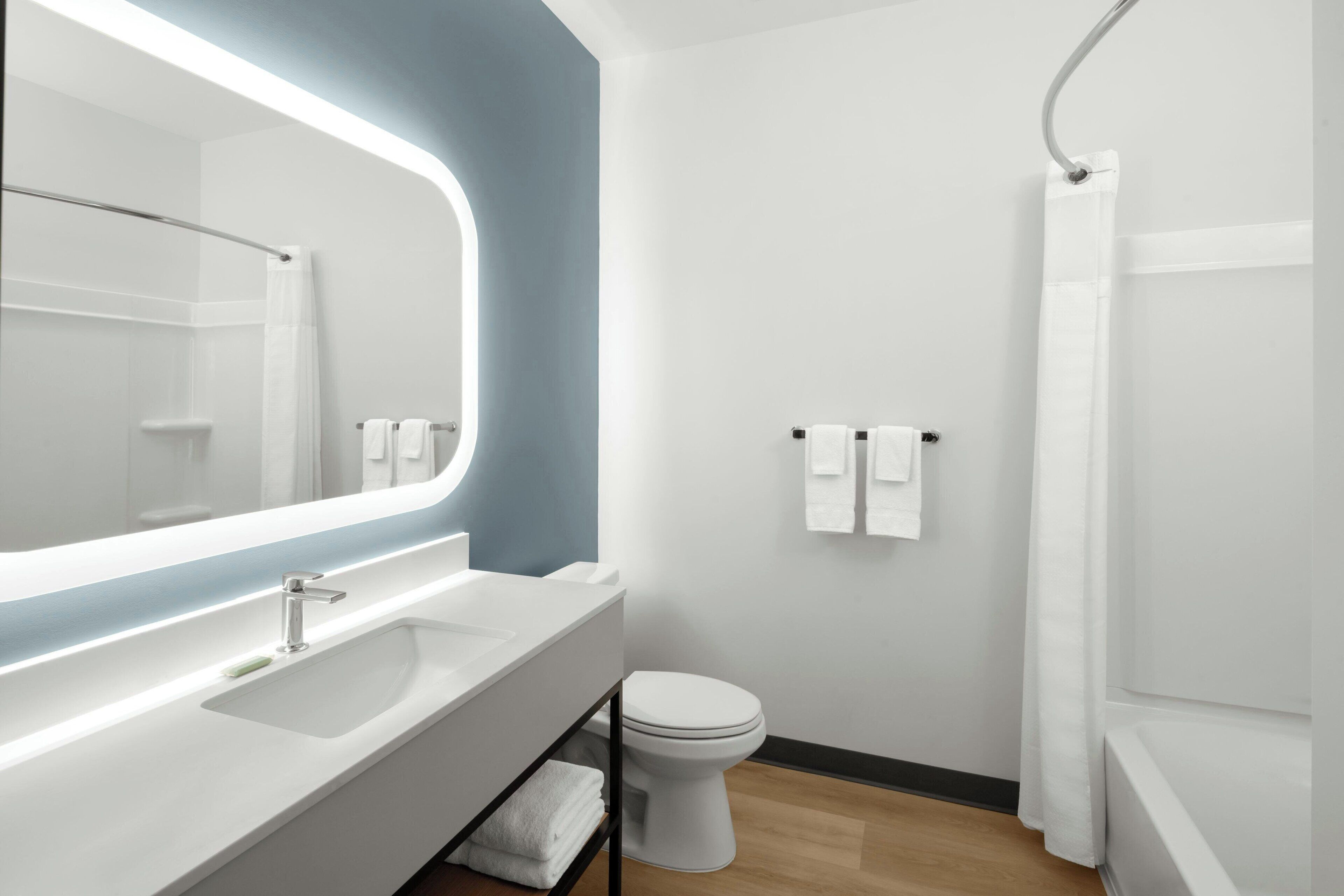 Serviettes fournies, papier toilette