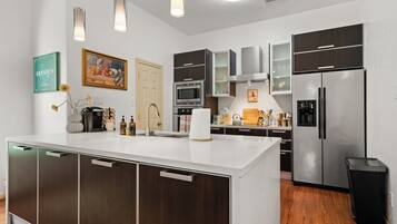 Refrigerador, microondas, horno y parrilla de estufa