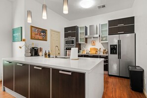 Kylskåp, mikrovågsugn, ugn och spishäll