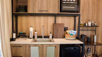 Refrigerador, microondas, horno y cafetera y tetera