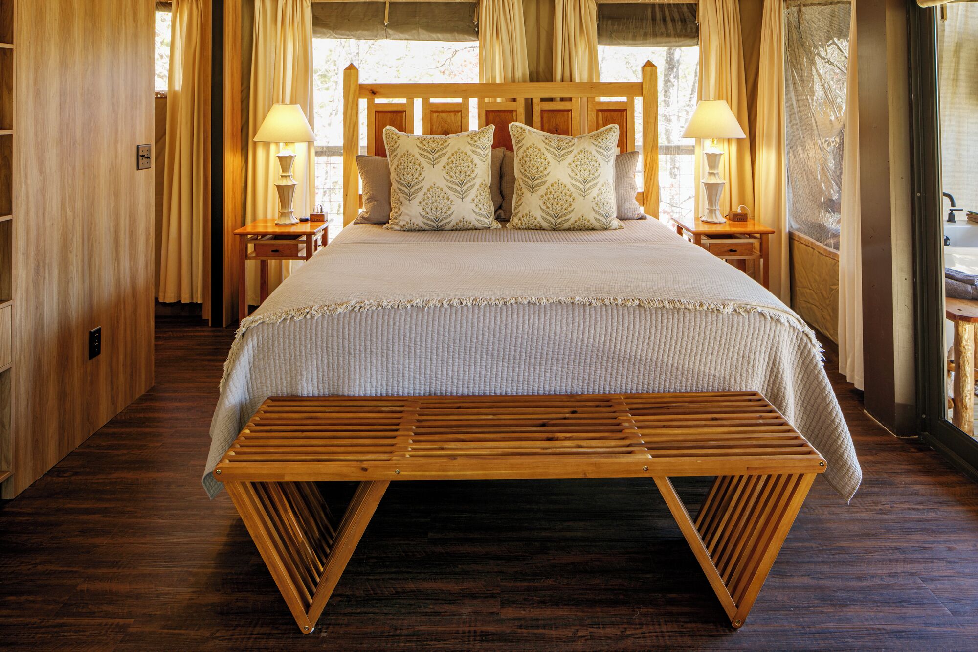 1 bedroom, bed sheets