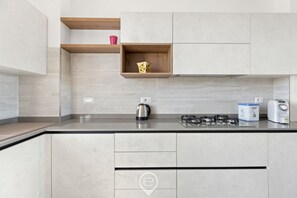 Fridge, oven, stovetop, dishwasher