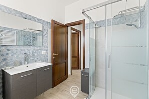 Een douche, een haardroger, een bidet, handdoeken