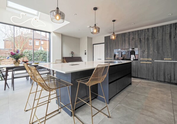 Frigorifero, microonde, forno, lavastoviglie