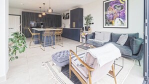 Un espacio moderno para vivir con cocina, comedor y zona de estar.