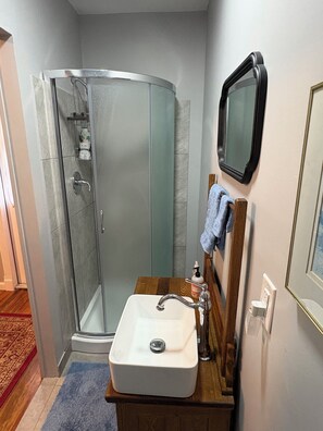 Douche, serviettes fournies, savon, papier de toilette