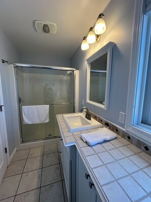 Hårføner, håndklær, såpe og toalettpapir