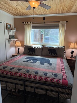 4 bedrooms, iron/ironing board, travel cot, free WiFi - Family Cabin Near Bass Lake & Yosemite. 3 Bedrooms & a Kids Game Loft Sleeps 12 (Wishon)